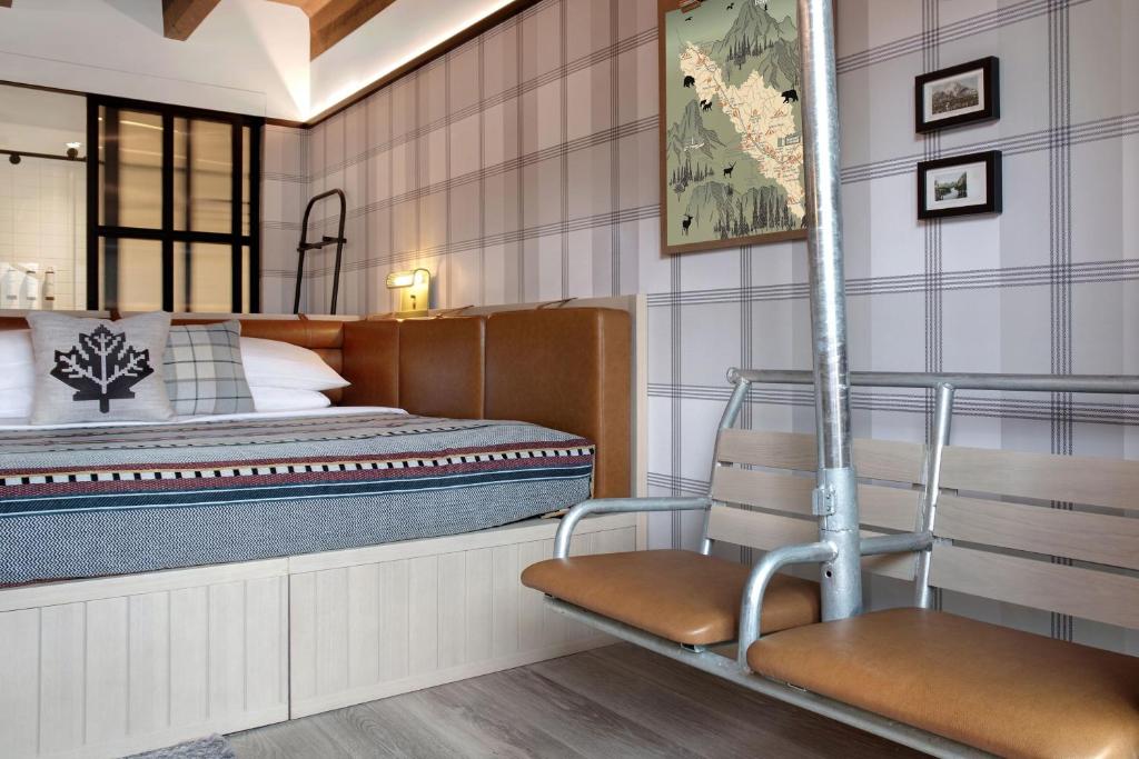 Postel nebo postele na pokoji v ubytování Moxy Banff