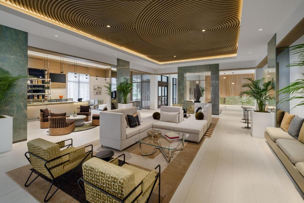 Гостиная зона в AC Hotel by Marriott Naples 5th Avenue