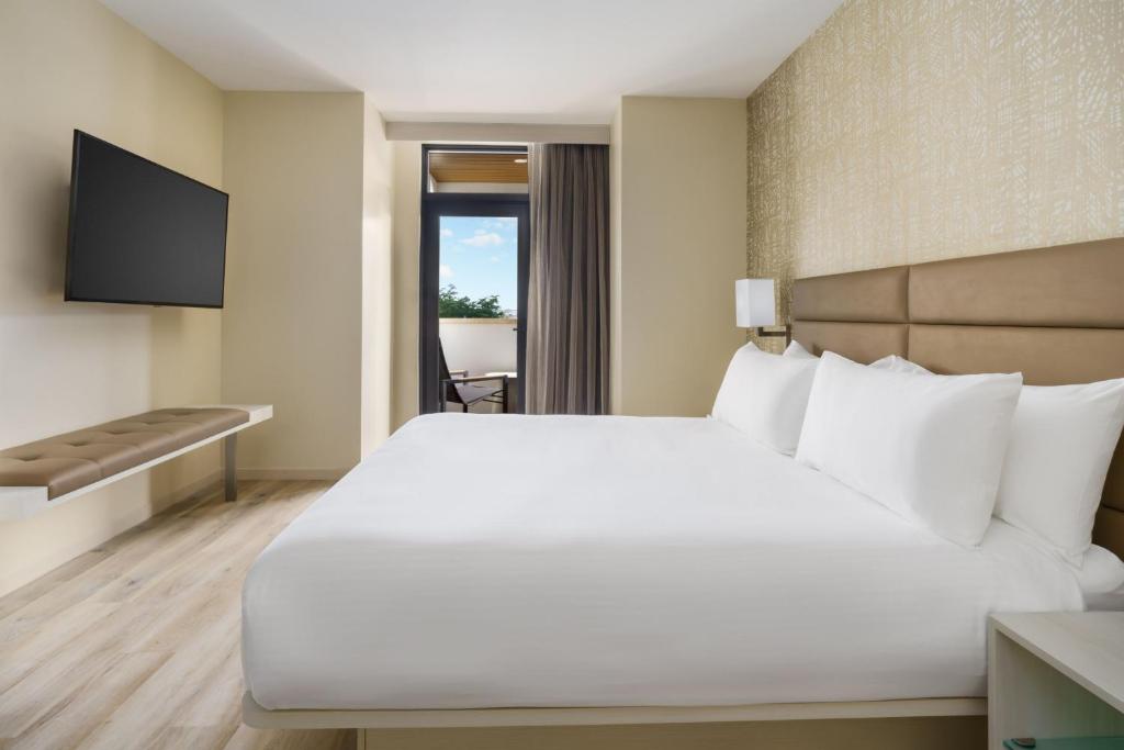 Кровать или кровати в номере AC Hotel by Marriott Naples 5th Avenue