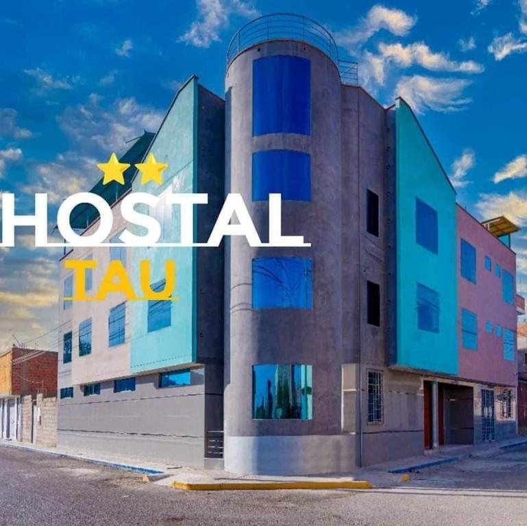 um edifício com as palavras laboratório hospital em frente dele em HOSTAL TAU TACNA em Tacna