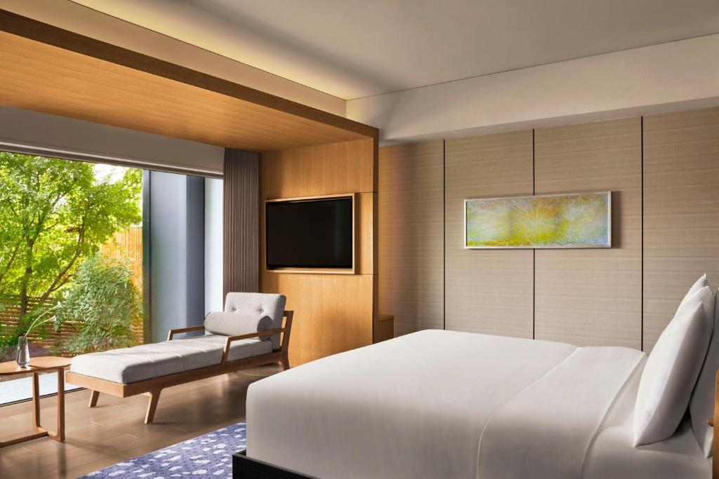 TV a/nebo společenská místnost v ubytování The Ritz-Carlton Kyoto