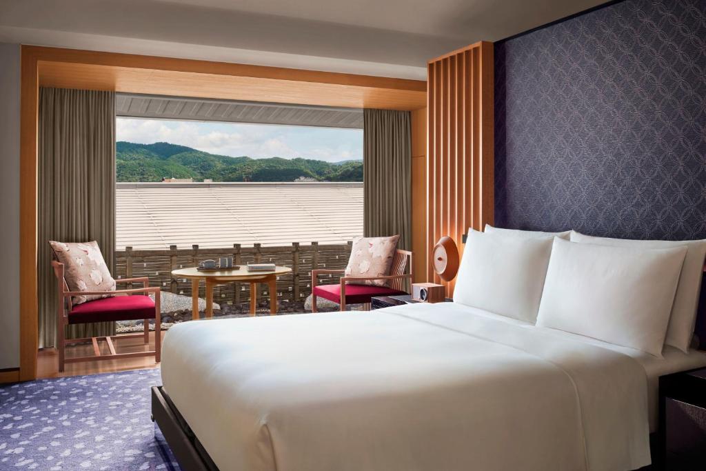 Postel nebo postele na pokoji v ubytování The Ritz-Carlton Kyoto
