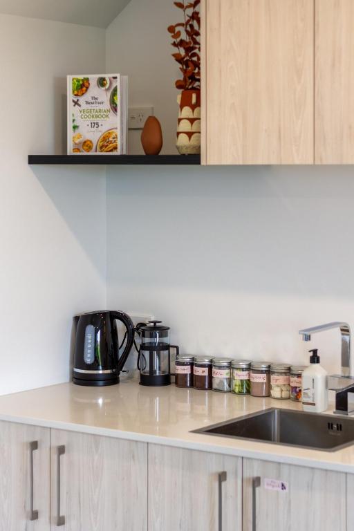 Elegant 2 Bed 2 Bath Home in the CBD - Resim 14