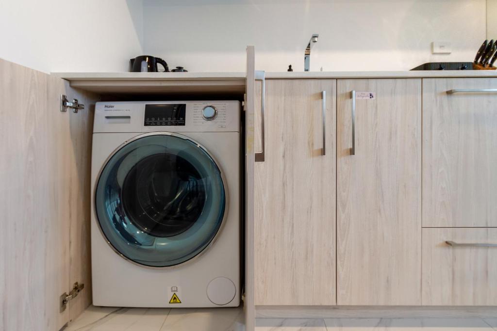 Elegant 2 Bed 2 Bath Home in the CBD - Resim 5