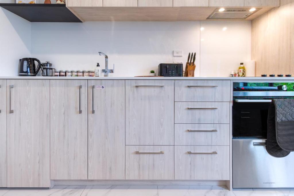 Elegant 2 Bed 2 Bath Home in the CBD - Resim 15