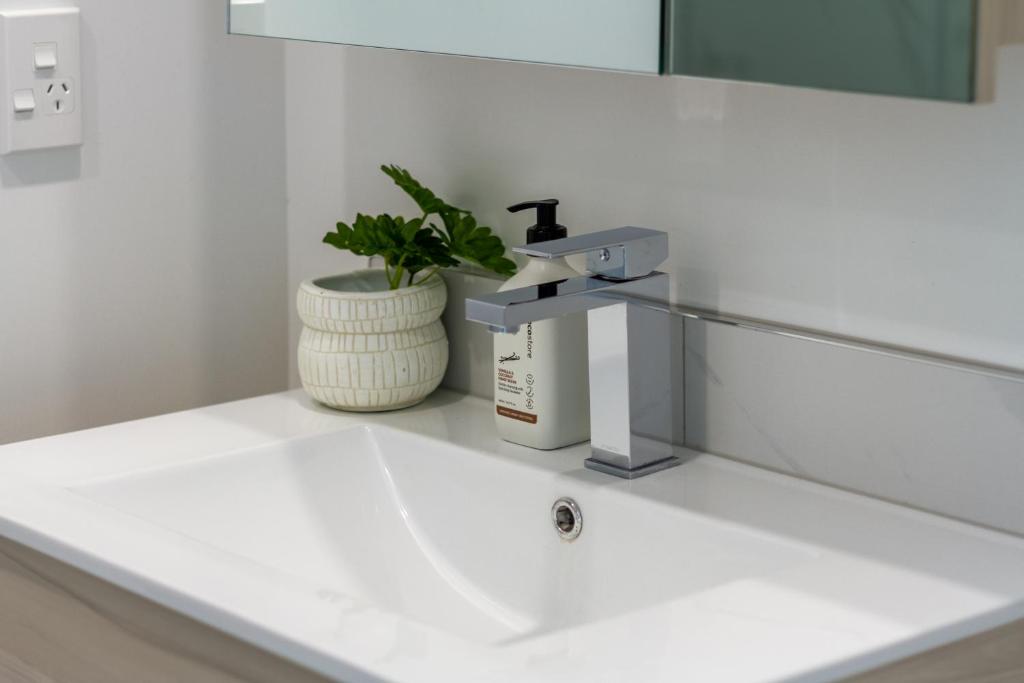 Elegant 2 Bed 2 Bath Home in the CBD - Resim 36