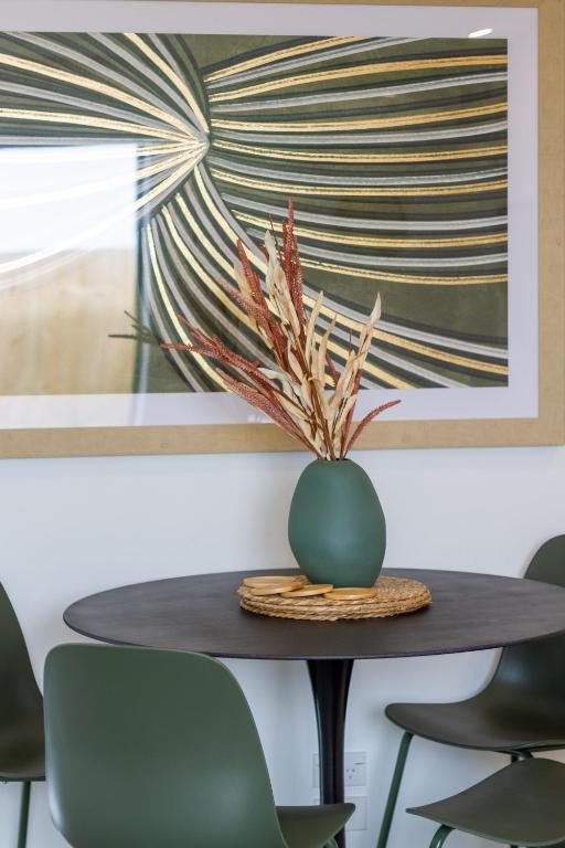 Elegant 2 Bed 2 Bath Home in the CBD - Resim 11