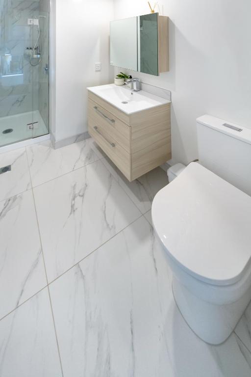 Elegant 2 Bed 2 Bath Home in the CBD - Resim 3