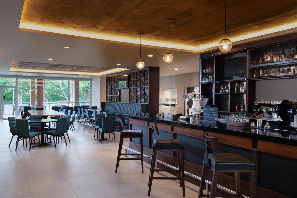 El salón o zona de bar de Four Points by Sheraton 