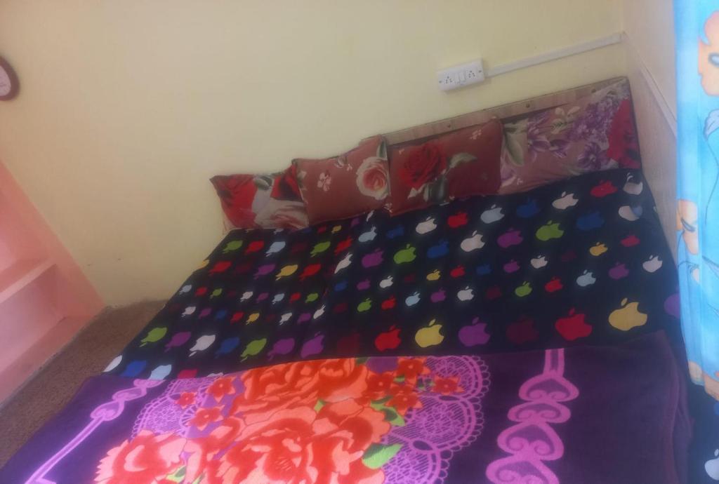 Una cama con un edredón con corazones. en Mishra ji, Contact on 97542-41466, en Ujjain