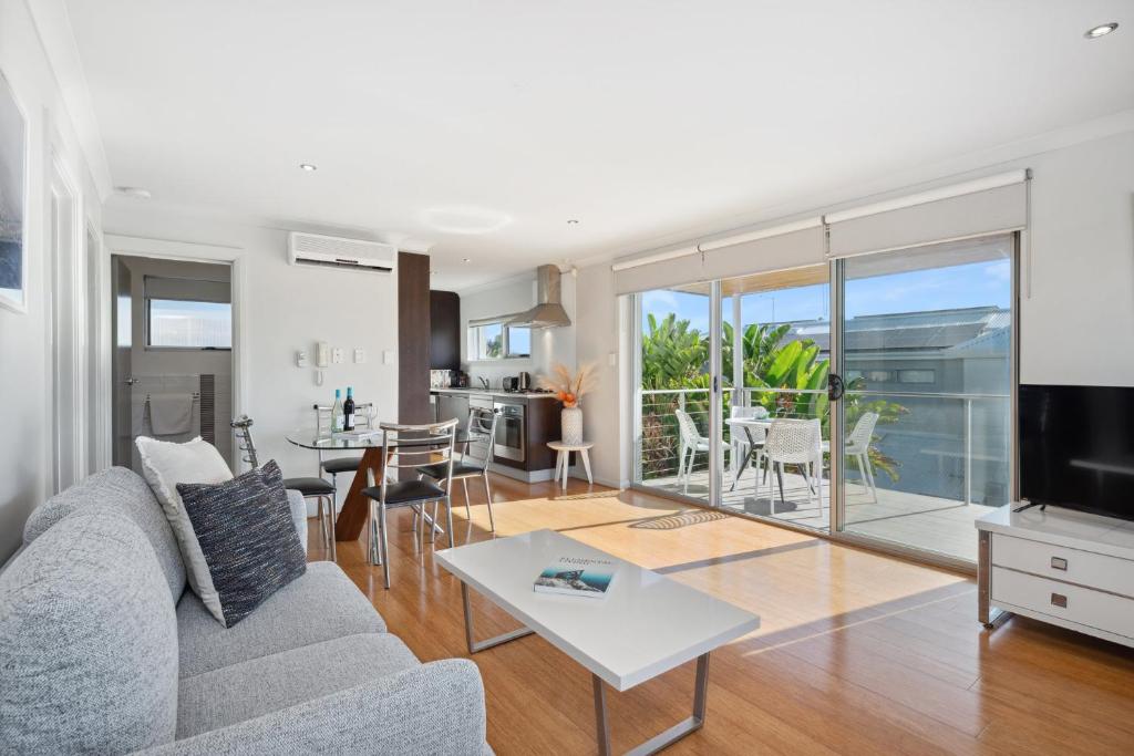 un soggiorno con divano e tavolo di Applecross Riverside Apt a Perth