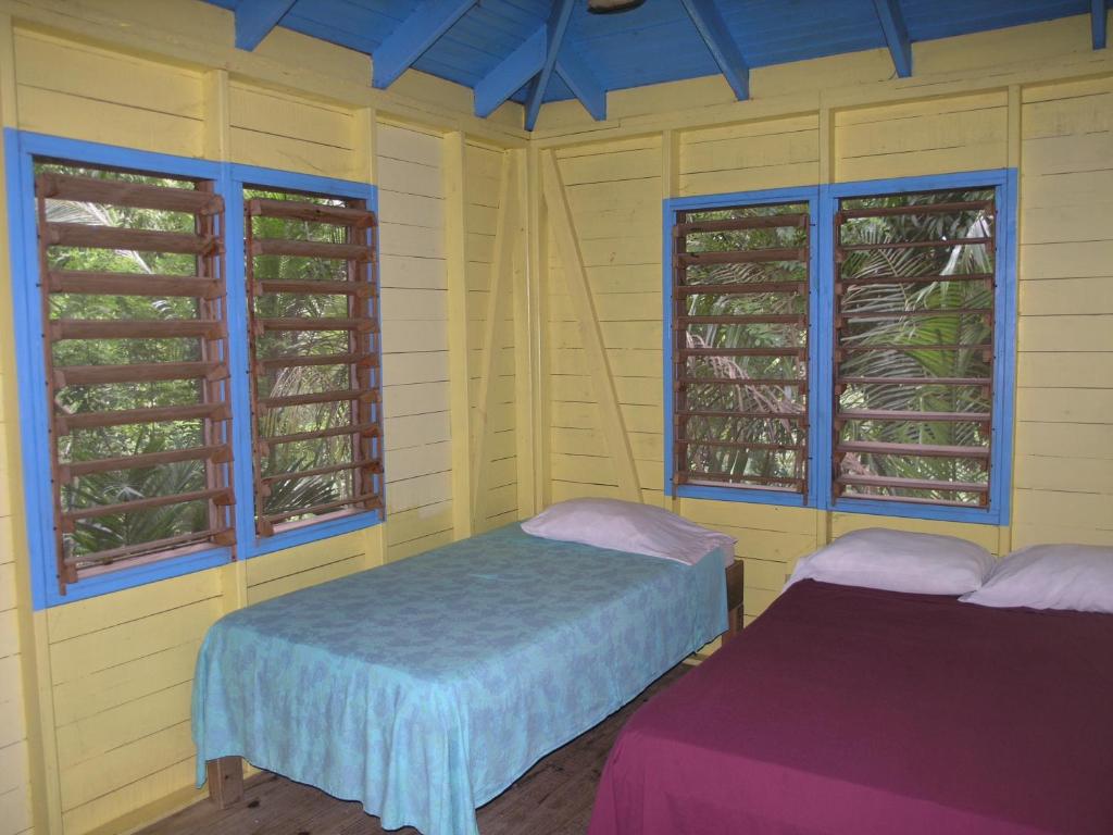 Ένα ή περισσότερα κρεβάτια σε δωμάτιο στο Hotel Chillies and Native Sons Diving