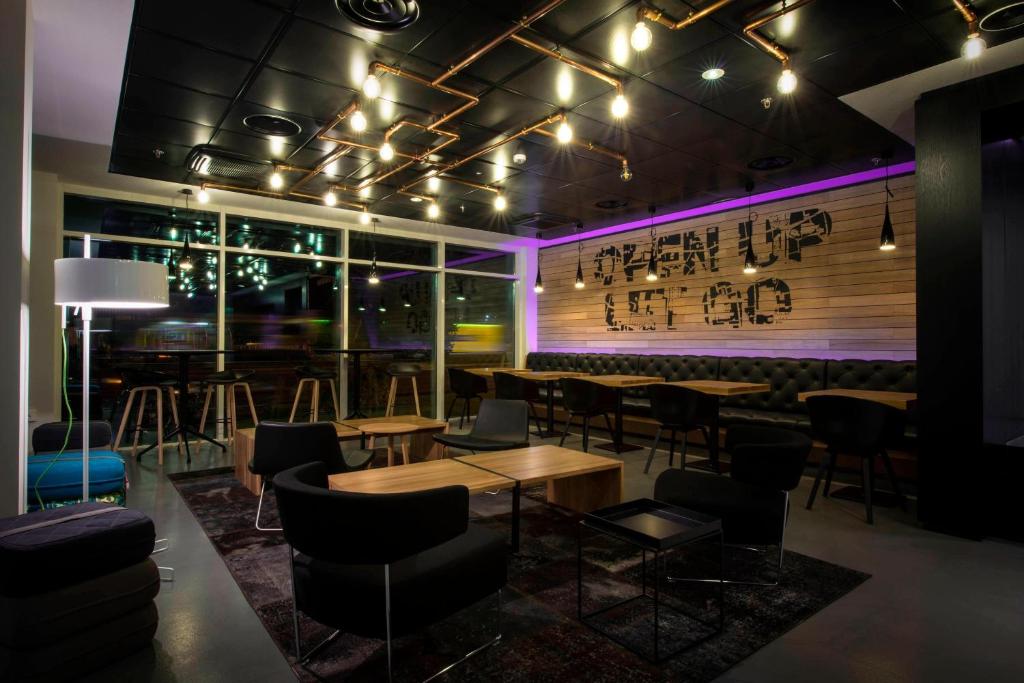 A restaurant or other place to eat at Moxy Milan Malpensa Airport