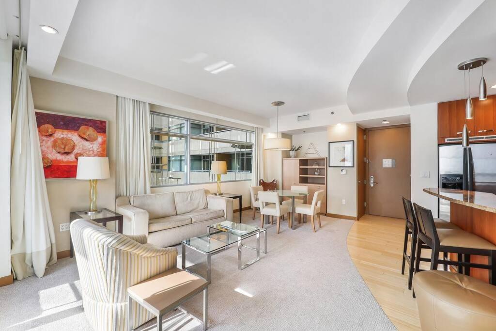 - un salon avec un canapé et une table dans l'établissement Miami Luxury Executive Apartment, à Miami