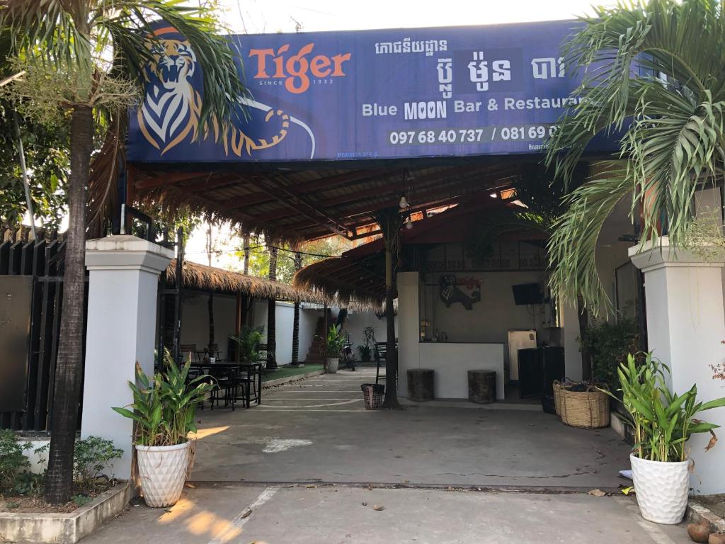 um sinal para o bar e restaurante indiano azul-tigre em Blue Moon Guesthouse and Bar em Kampot