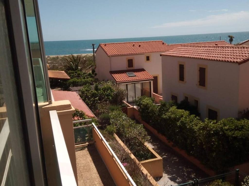 - un balcon offrant une vue sur l'océan dans l'établissement Appartement climatisé proche plage avec parking au Barcarès - FR-1-782-20, au Barcarès