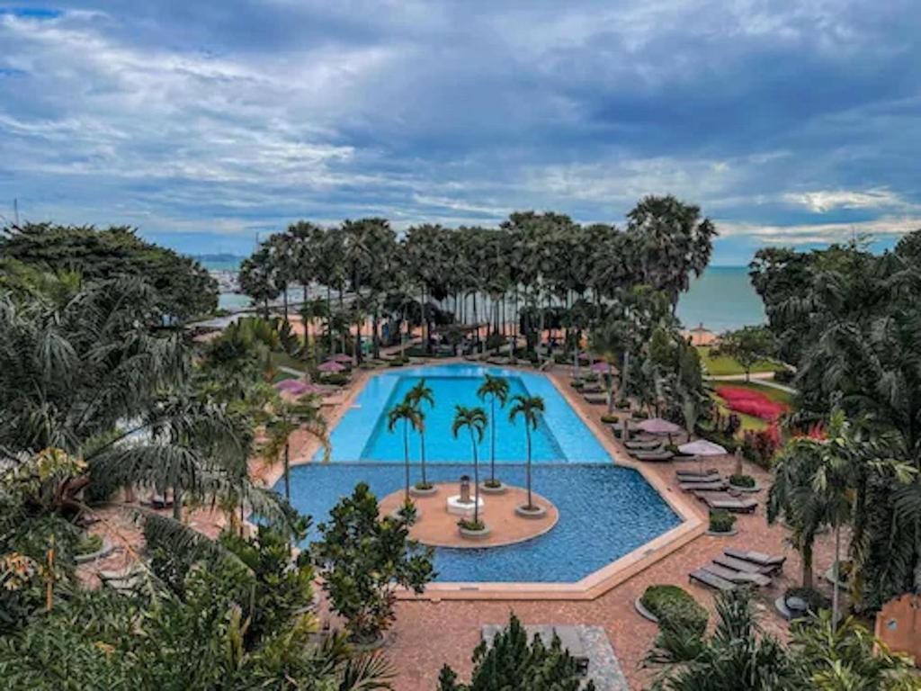 an overhead view of a swimming pool at a resort at Botany Beach Resort in Na Jomtien