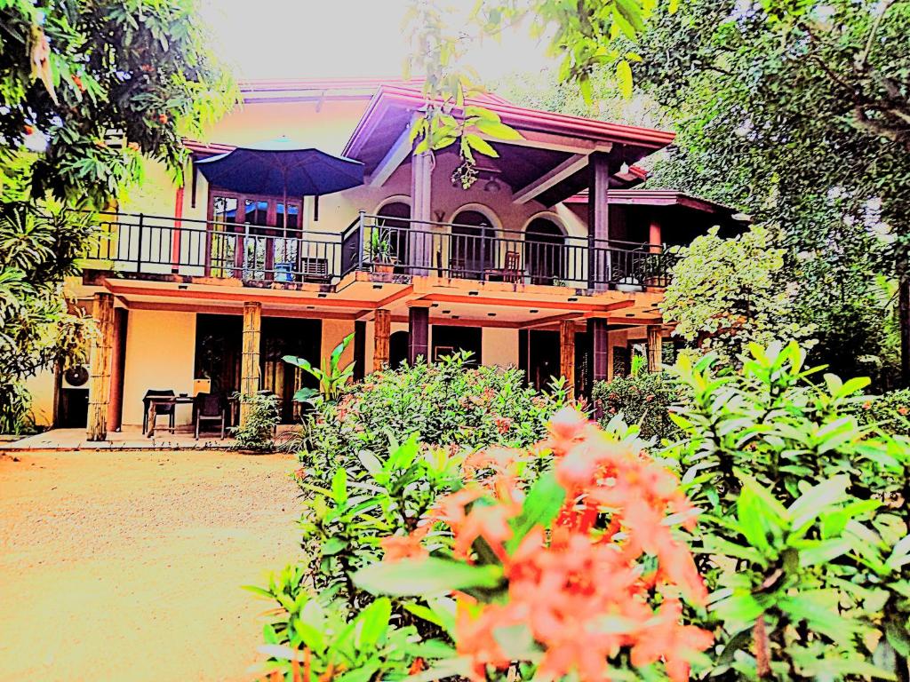 une maison avec un balcon au-dessus dans l'établissement Rohana Holiday Resort yala, à Tissamaharama