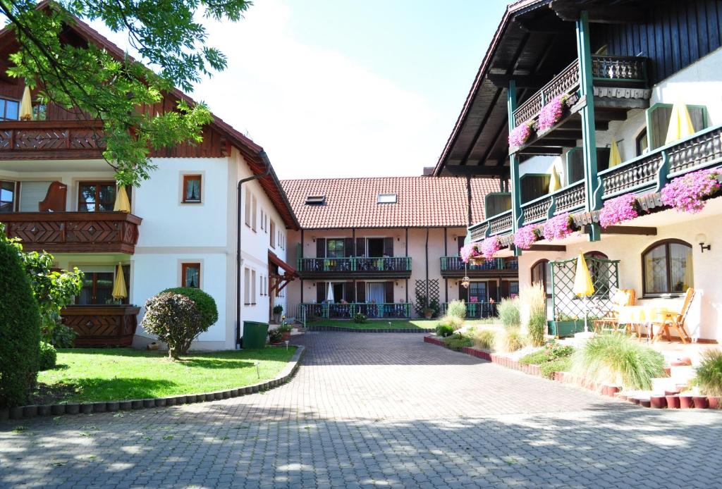 une cour d'un bâtiment avec une rue pavée dans l'établissement Landhaus Cornelia, à Bad Birnbach
