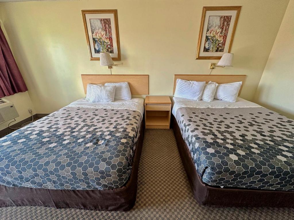 Postel nebo postele na pokoji v ubytování Rodeway Inn Boardman - Hermiston