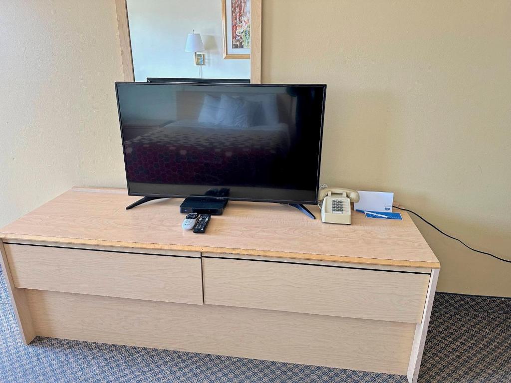 TV a/nebo společenská místnost v ubytování Rodeway Inn Boardman - Hermiston