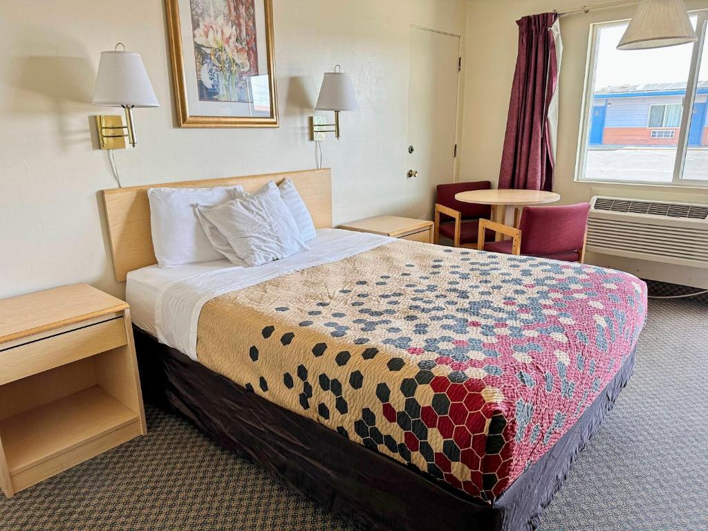 Postel nebo postele na pokoji v ubytování Rodeway Inn Boardman - Hermiston