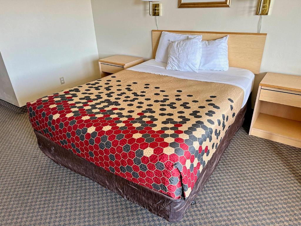 Postel nebo postele na pokoji v ubytování Rodeway Inn Boardman - Hermiston