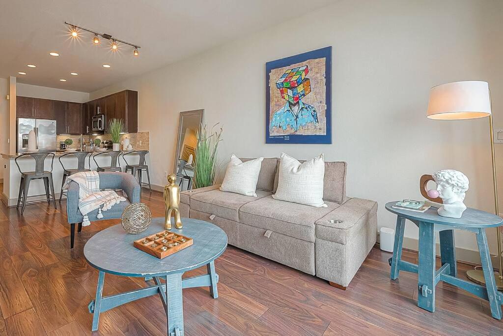 een woonkamer met een bank en een tafel bij Elite Retro Urban Luxe in Houston