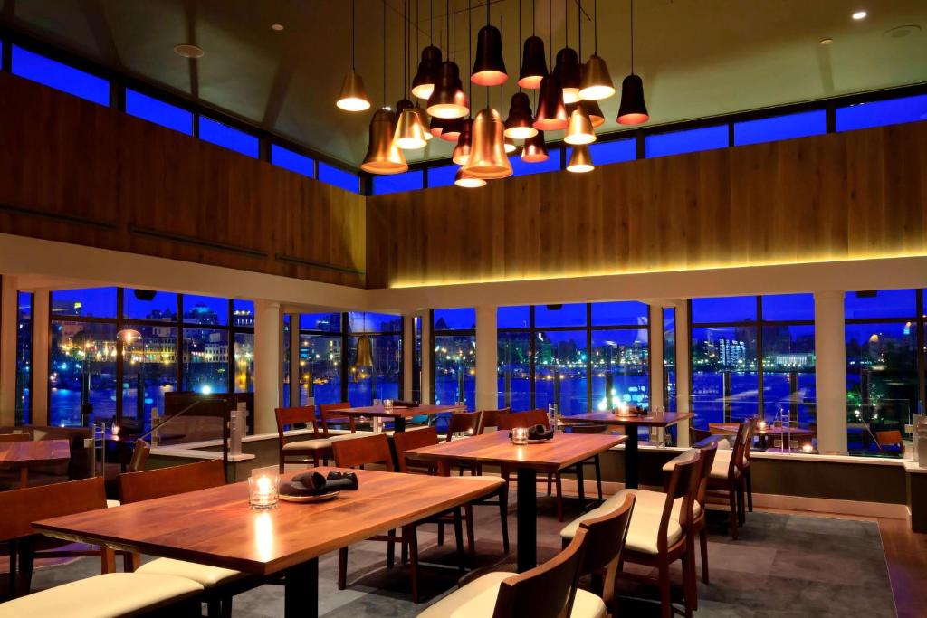 Restaurace v ubytování Delta Hotels by Marriott Victoria Ocean Pointe Resort
