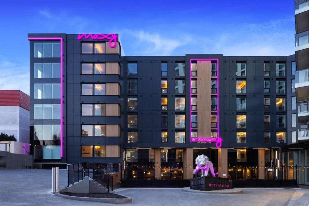 哈利法克斯的住宿－Moxy Halifax Downtown，上面有粉红色标志的建筑