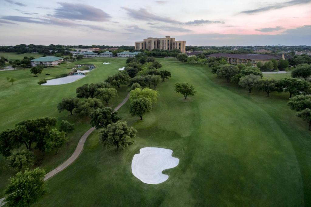 アービングにあるThe Ritz-Carlton Dallas, Las Colinasのパッティンググリーン付きのゴルフコースのオーバーヘッドビュー