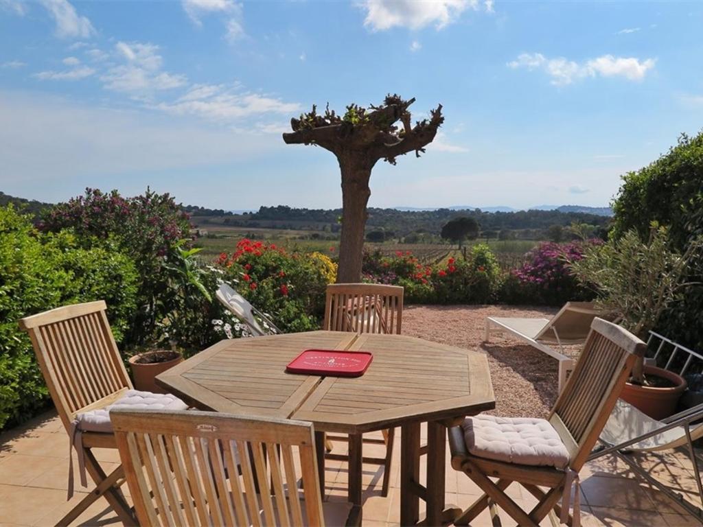 Photo de la galerie de l'établissement Maison calme avec terrasse, piscine, parking, Wifi - FR-1-726-40, à La Croix-Valmer