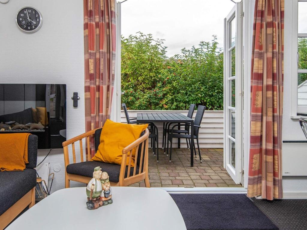 een woonkamer met een bank en een tafel bij 5 person holiday home in R m in Sønderby