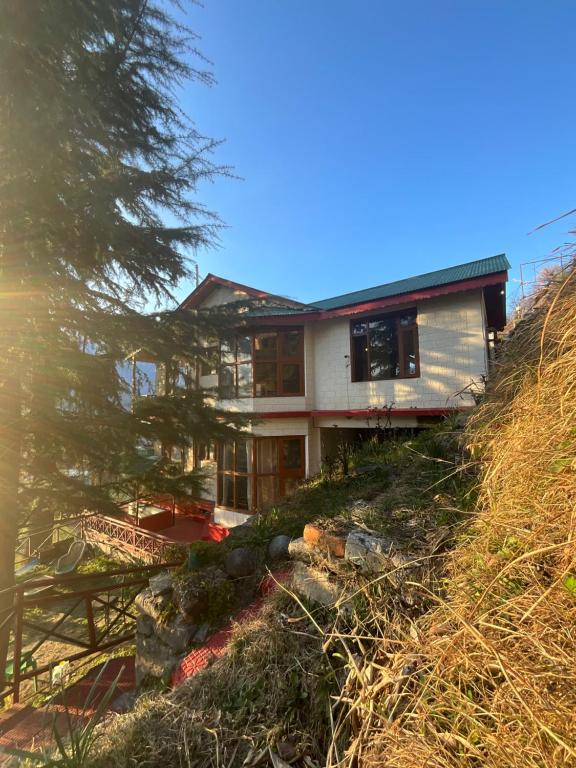 una casa sul fianco di una collina di TSUKIMI Homestay, Naggar, Manali a Nagar