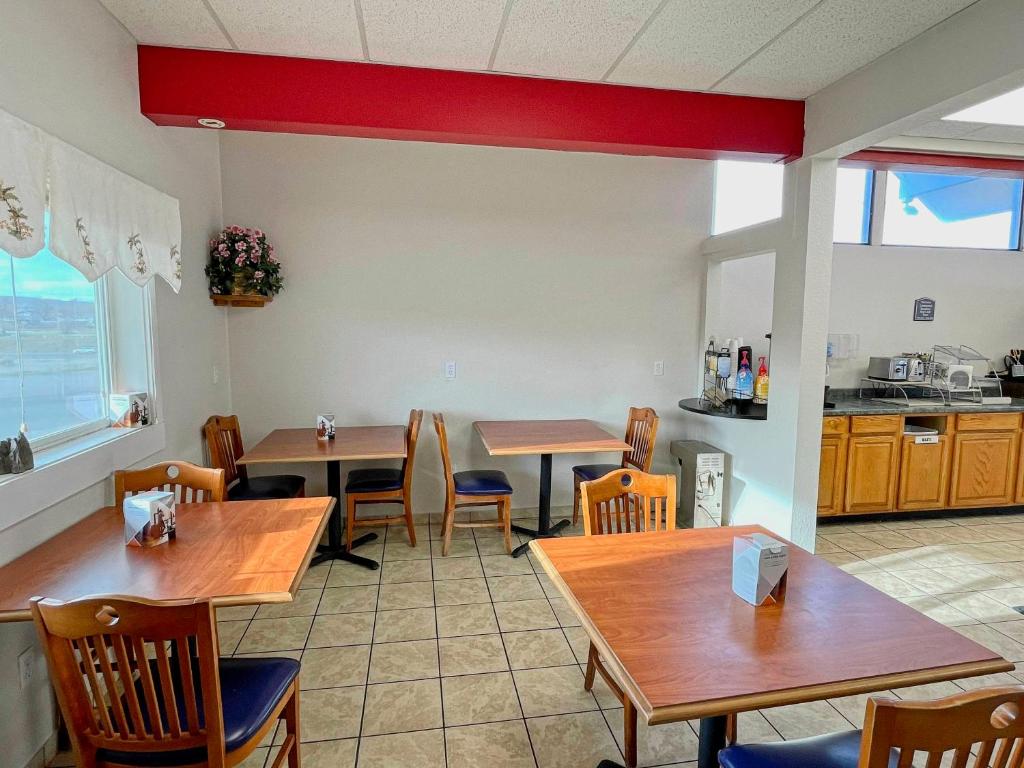Kuchyň nebo kuchyňský kout v ubytování Rodeway Inn Boardman - Hermiston
