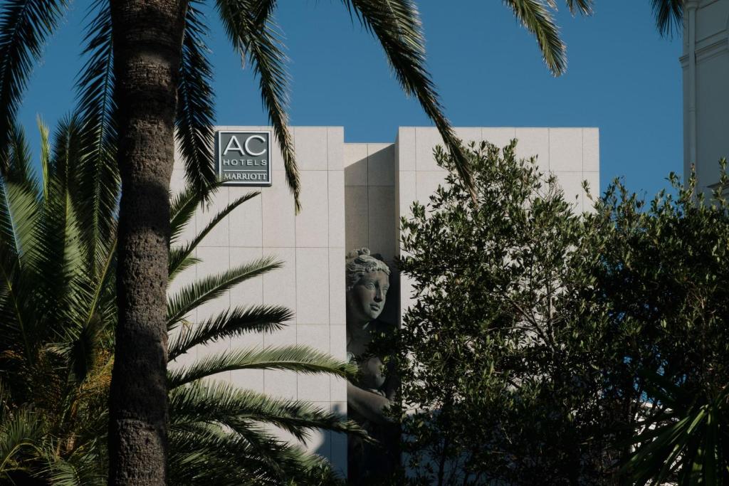 un bâtiment avec une statue sur son côté dans l'établissement AC Hotel by Marriott Nice, à Nice