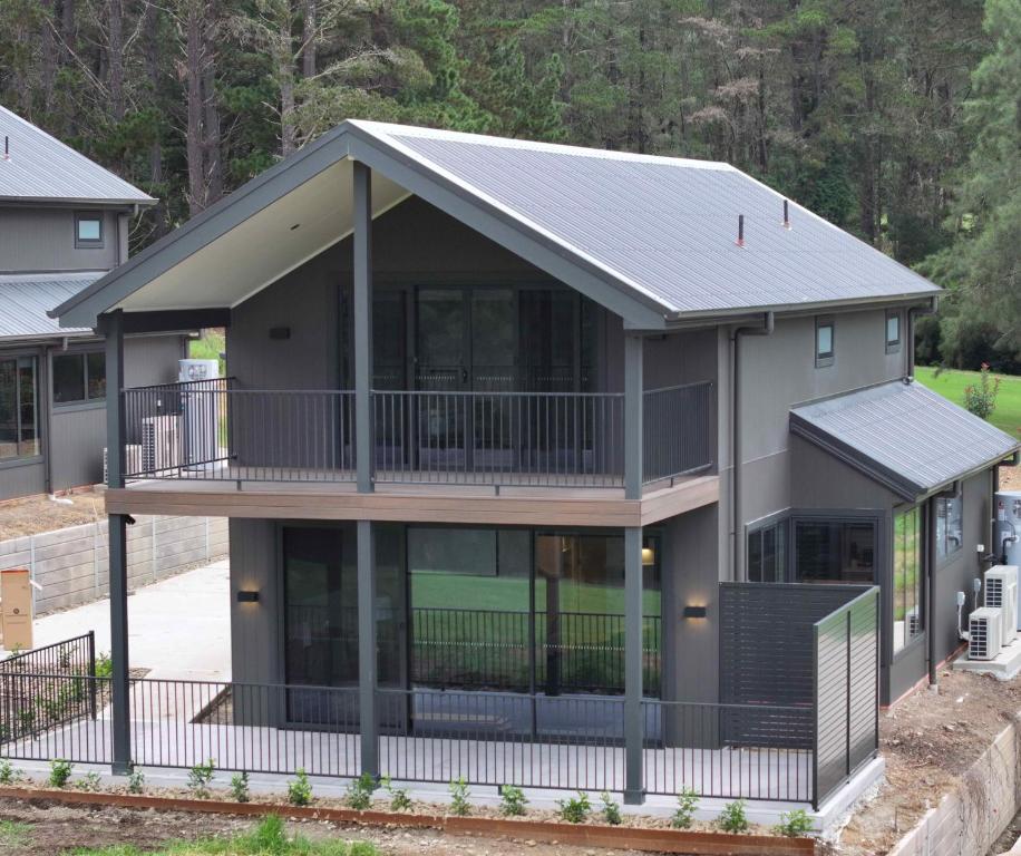 una casa con techo de metal en Kangaroo Valley Golf and Country Retreat, en Valle Kangaroo