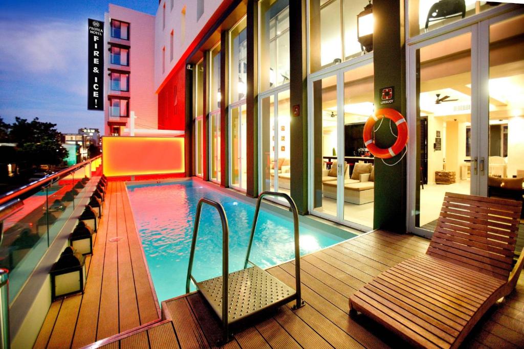 uma piscina na varanda de um edifício em Protea Hotel Fire & Ice by Marriott Cape Town em Cidade do Cabo