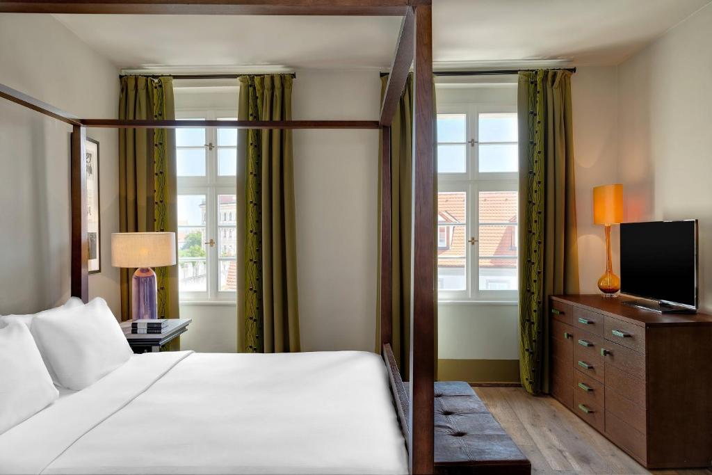 Postel nebo postele na pokoji v ubytování Augustine, a Luxury Collection Hotel, Prague