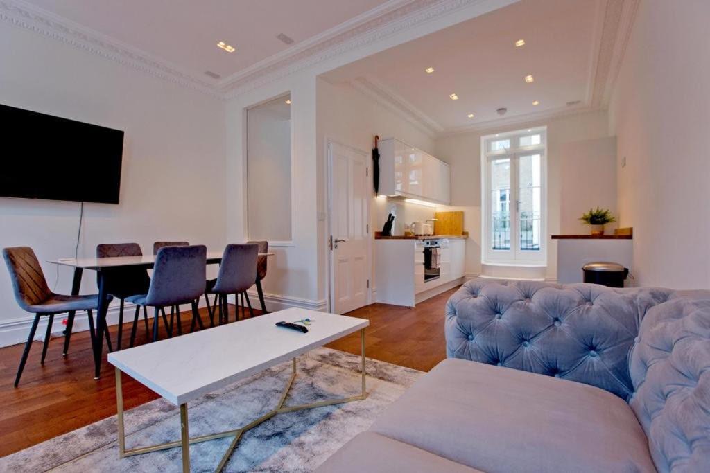 A seating area at 2-Bed Gem near Harrods: Prime Location