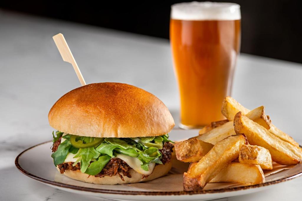 Sheraton Suites Calgary Eau Claire - Resim 38