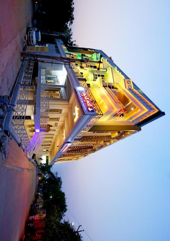 - une vue de tête sur un bâtiment avec des lumières dans l'établissement Hotel Swagath Grand Miryalaguda, à Miriālgūda