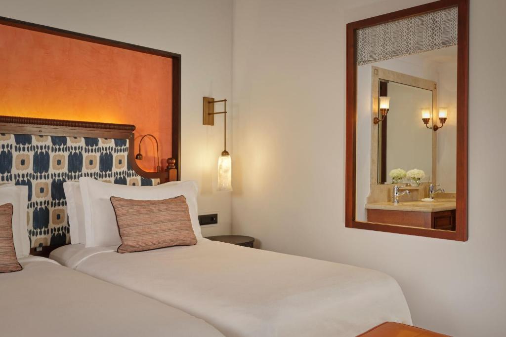 Castillo Hotel Son Vida, a Luxury Collection Hotel, Mallorca客房内的一张或多张床位