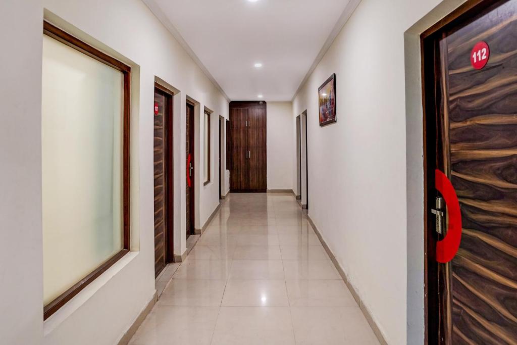 a corridor of a hallway with a door and a corridorngthngthngth at OYO Townhouse 589 Hotel Diamond View in Greater Noida