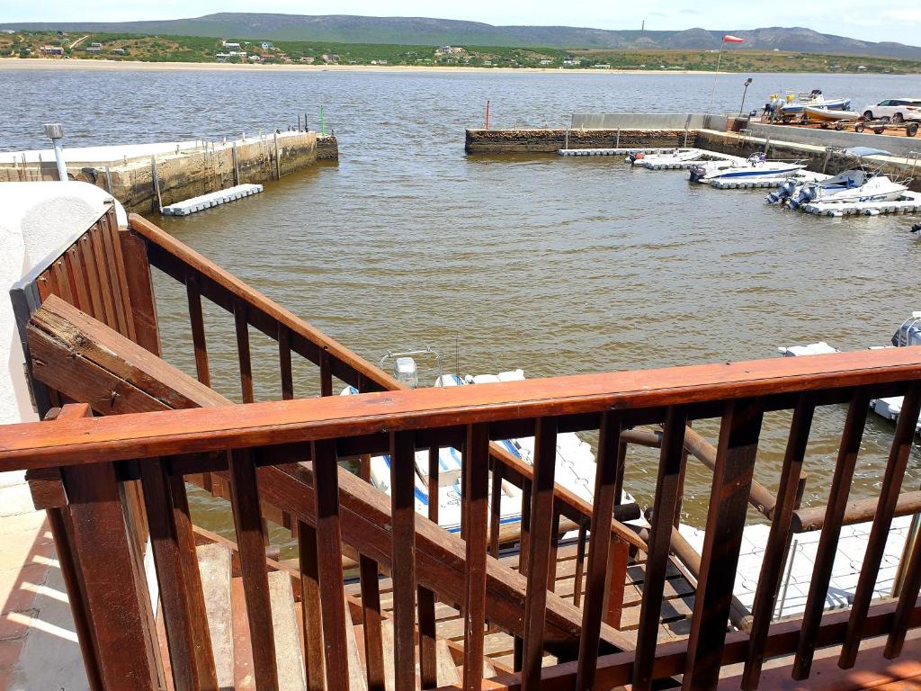 una vista di un porto turistico con barche in acqua di Breede River Lodge a Witsand