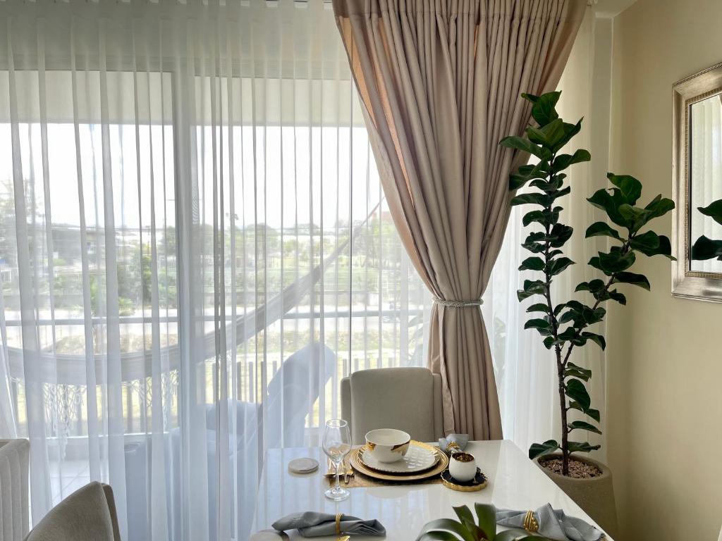 uma sala de jantar com uma mesa e uma grande janela em Lujoso apartamento en el norte em Montería