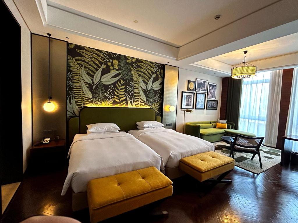 Postel nebo postele na pokoji v ubytování Fondney Hotel Shanghai NECC Hongqiao Airport T2