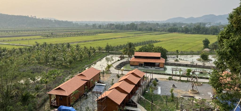 z góry widok na farmę z budynkiem w obiekcie Homestay Dream hill w mieście Cat Tien