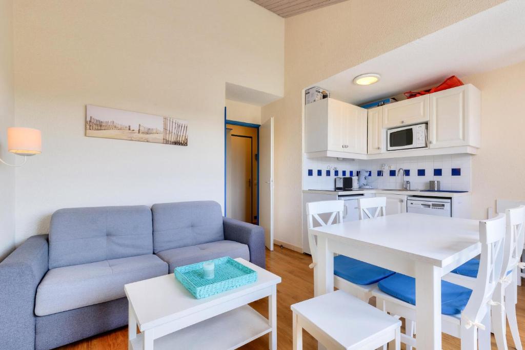 un salon avec un canapé et une table dans l'établissement Résidence Port Bourgenay - maeva Home - Appartement 2 pièces 4 personnes - Sélection MAE-7684, à Talmont-Saint-Hilaire