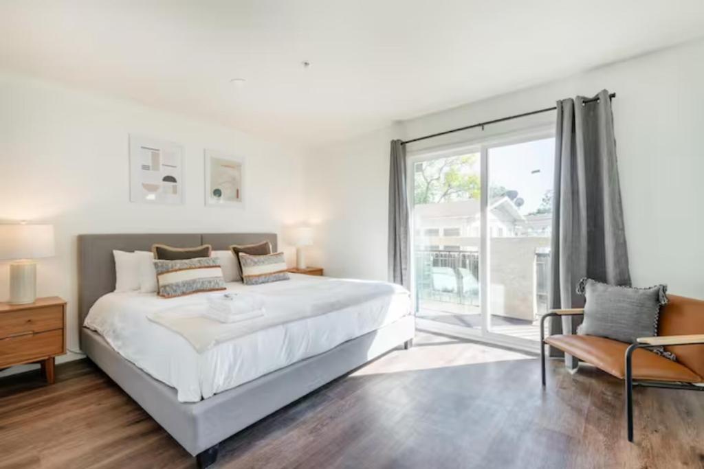 Ένα ή περισσότερα κρεβάτια σε δωμάτιο στο New Renovated Spacious 3 bedroom near DT Alhambra